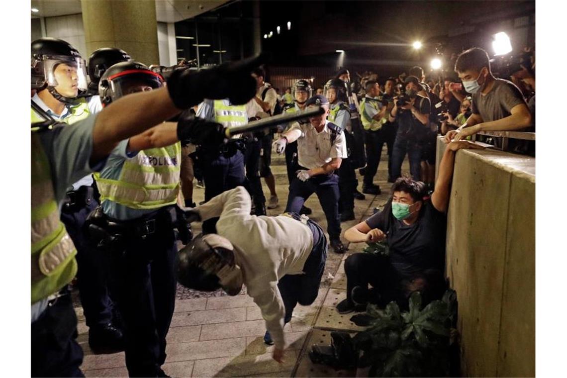 Polizisten gingen auch mit Schlagstöcken gegen die Demonstranten vor. Foto: Vincent Yu/AP