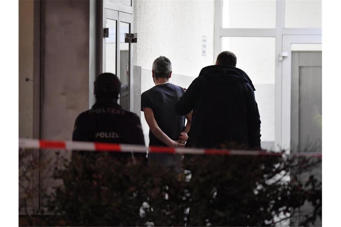 Polizisten haben einem Mann Handschellen angelegt. Foto: Boris Rössler/dpa