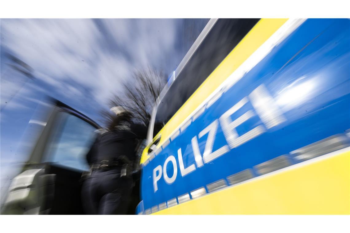 Polizisten haben im Zuge einer Wohnungsdurchsuchung in Bruchsal einen leblosen Mann gefunden. (Symbolbild)