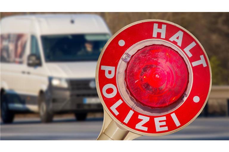 Polizisten haben mehrere Reisebusse kontrolliert und bei fast allen Verstöße festgestellt. (Symbolbild)