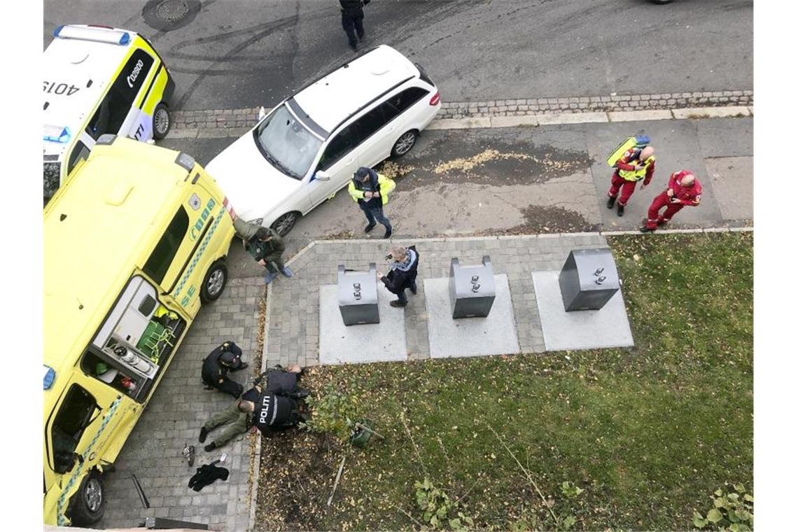 Polizisten halten den bewaffneten Mann am Boden fest. Foto: Cathrine Hellesoy/Aftenposten/AP/dpa