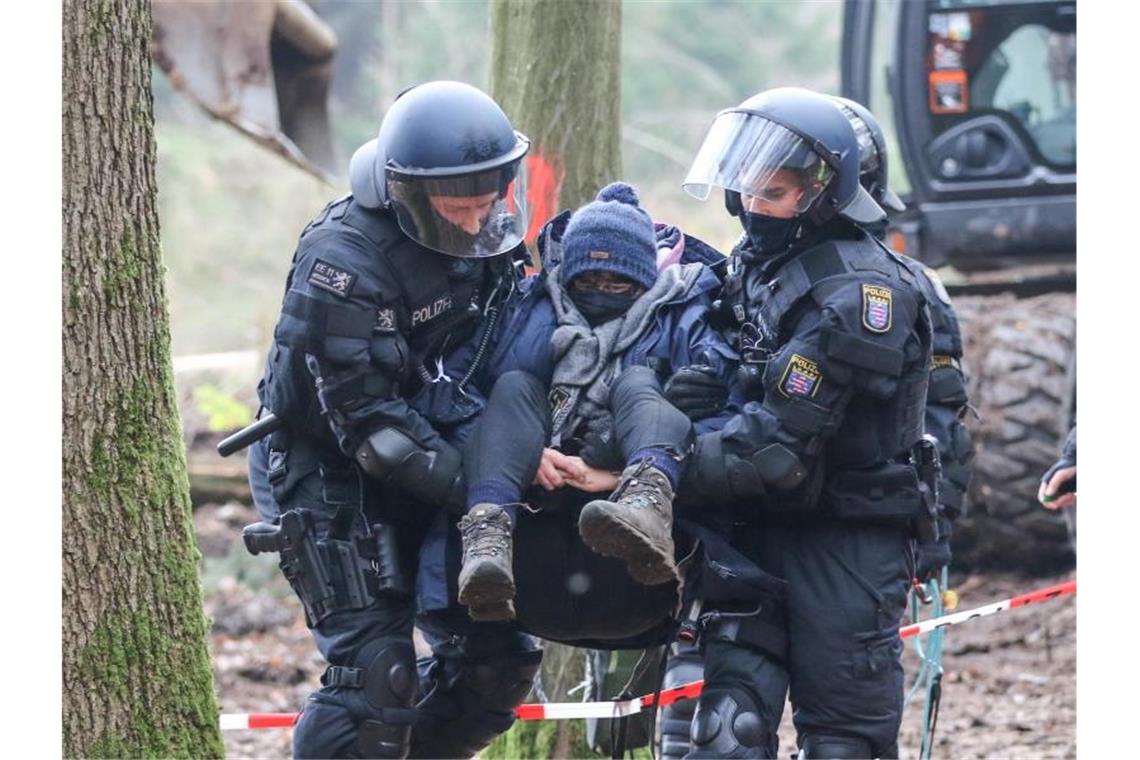 Polizisten holen bei einem Großeinsatz im Dannenröder Forst A49-Gegner aus den Bäumen. Seit Anfang Oktober sind in Mittelhessen praktisch jeden Werktag Hunderte Polizisten im Einsatz, um den Weiterbau der A49 abzusichern. Foto: Nadine Weigel/Nadine Weigel