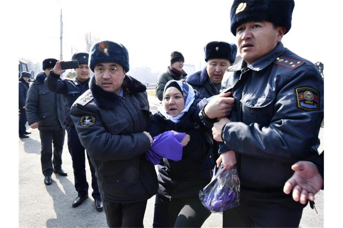 Polizisten im autoritär regierten Kirgistan führen eine Aktivistin der feministischen Bewegung Femen ab. Foto: Vladimir Voronin/AP/dpa