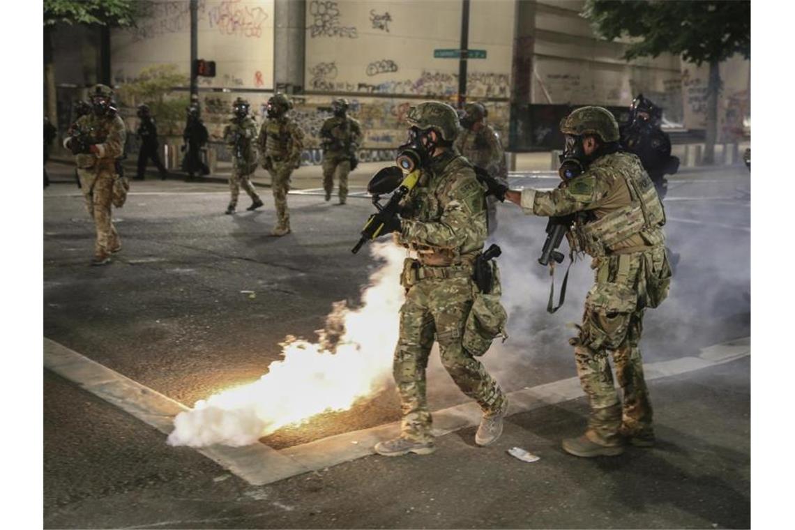 USA: Massive Kritik an Einsatz von Bundespolizisten Polizisten im Einsatz gegen Demonstranten in Portland. Foto: Dave Killen/The Oregonian/AP/dpa