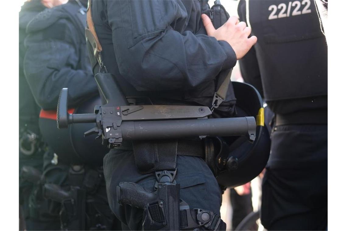 Sachsens Innenminister nach „Querdenken“-Demo unter Druck Polizisten im Einsatz während der Demonstration in Leipzig. Die GdP beklagt, dass Behörden und Justiz die Einsatzkräfte im Stich gelassen hätten. Foto: Sebastian Willnow/dpa-Zentralbild/dpa