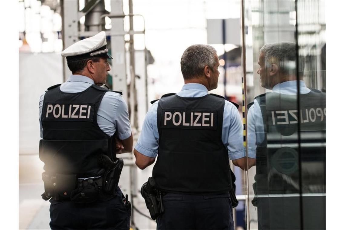 Polizisten im Frankfurter Hauptbahnhof. Foto: Andreas Arnold/Archiv