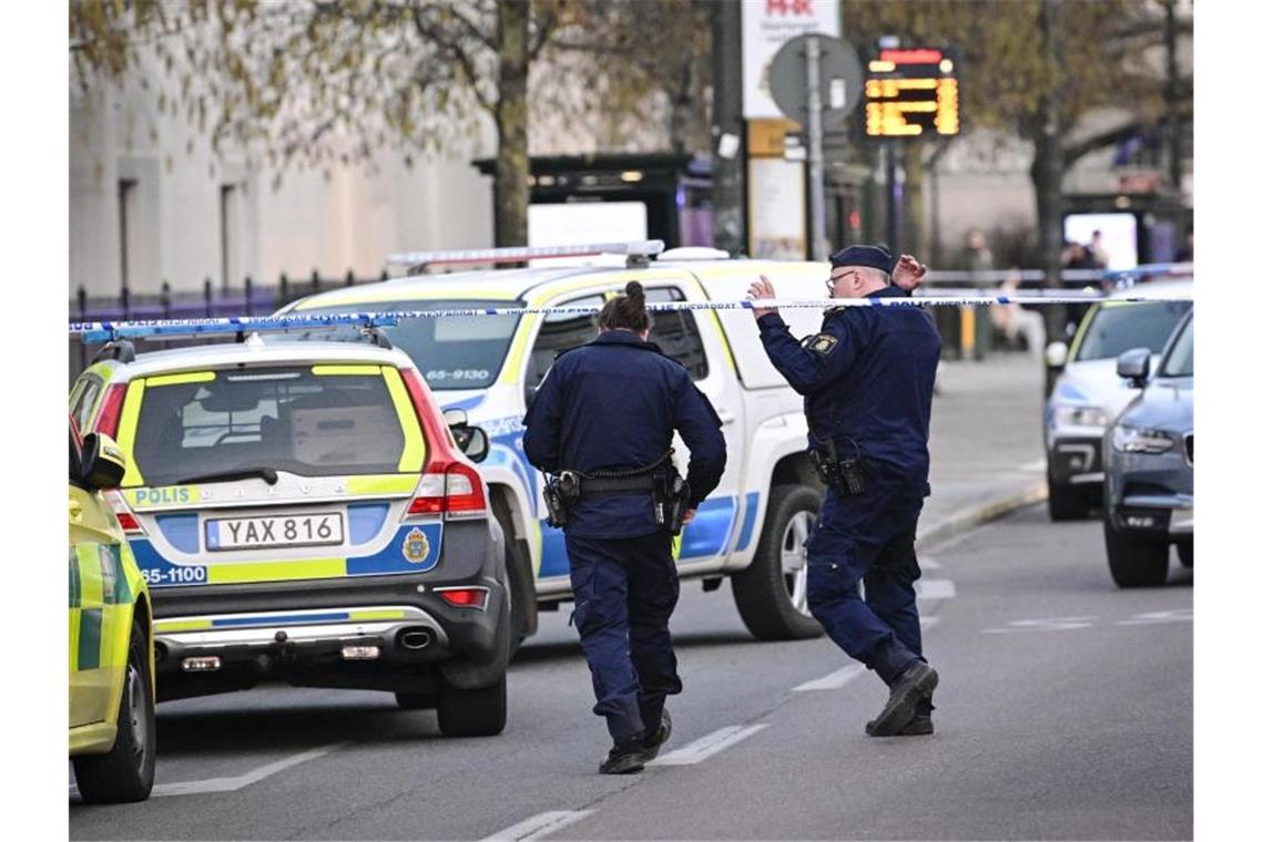 Schock in Schweden - zwei Lehrerinnen in Schule getötet Polizisten im südschwedischen Malmö. Bei einem Vorfall an einer Schule sind dort zwei Frauen getötet worden. Foto: Johan Nilsson/TT News Agency/AP/dpa