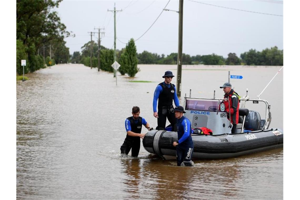 „Überall gebrochene Herzen“: Osten Australiens unter Wasser Polizisten In Australien patrouillieren im Hochwasser. Foto: Dan Himbrechts/AAP/dpa
