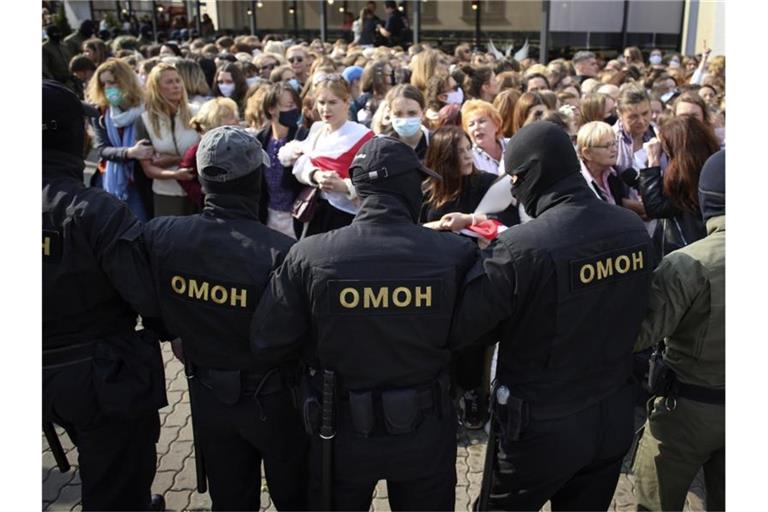 Polizisten in Belarus stehen Demonstrantinnen gegenüber, die sich für die Freilassung von Maria Kolesnikowa einsetzen. Foto: -/Tut.by via AP/dpa