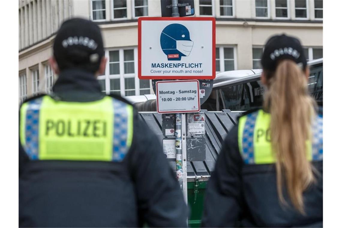 Corona-Pandemie: Lockern trotz steigender Zahlen? Polizisten in der Hamburger Innenstadt. In der Hansestadt ist eine verschärfte Maskenpflicht in Kraft getreten. Foto: Markus Scholz/dpa