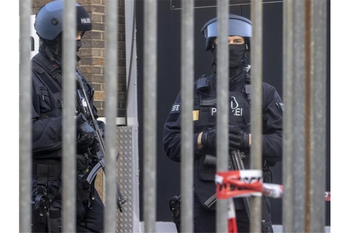 Polizisten in Duisburg: Bei einer Razzia gegen Rockerkriminalität hat die Polizei am Donnerstagmorgen in mehreren Städten an Rhein und Ruhr mindestens 20 Gebäude durchsucht. Foto: Christoph Reichwein/dpa