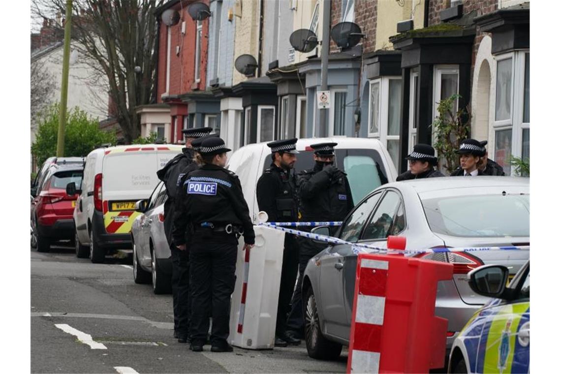 Polizisten in Liverpool: Mehrere Männer wurden nach der Explosion des Sprengsatzes festgenommen. Foto: Peter Byrne/PA/dpa