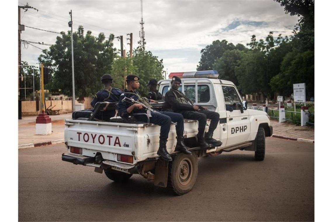Angriff in Niger: Sechs Franzosen und zwei Nigrer getötet Polizisten in Niamey, der Hauptstadt der Republik Niger. Foto: Arne Immanuel Bänsch/dpa/Archiv