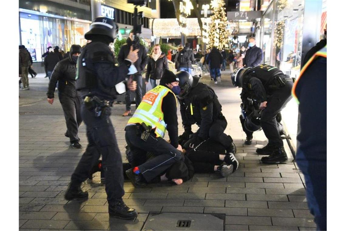 Nun 15 verletzte Polizisten nach Demo in Mannheim Polizisten in Schutzausrüstung ringen einen Protestierer zu Boden. Foto: René Priebe/PR-Video/dpa