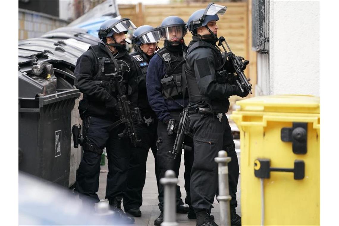 Großeinsatz am Checkpoint Charlie wegen Schreckschusswaffe Polizisten in Schutzausrüstung sperren die Straßen um die Kreuzung Kochstraße Friedrichstraße in der Nähe des Checkpoint Charlie ab. Foto: Kay Nietfeld/dpa