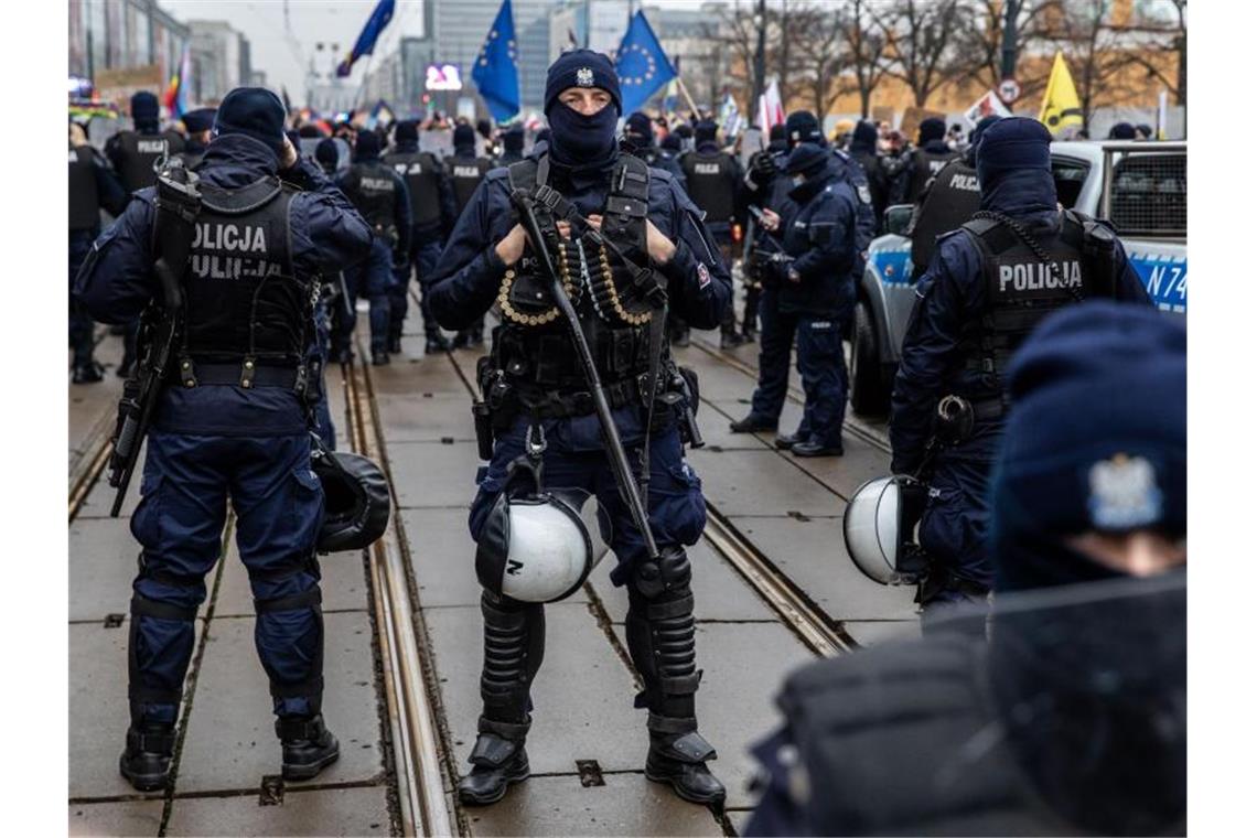 Protest in Polen: Gegen die Regierung und Abtreibungsrecht Polizisten in Schutzuniform stehen während einer Demonstration in der Hauptstadt Warschau Wache. Foto: Grzegorz Banaszak/ZUMA Wire/dpa