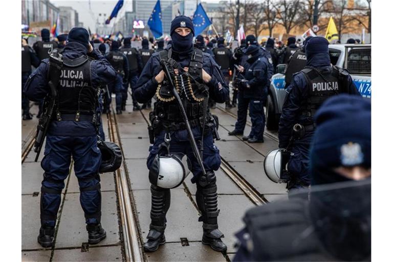 Polizisten in Schutzuniform stehen während einer Demonstration in der Hauptstadt Warschau Wache. Foto: Grzegorz Banaszak/ZUMA Wire/dpa
