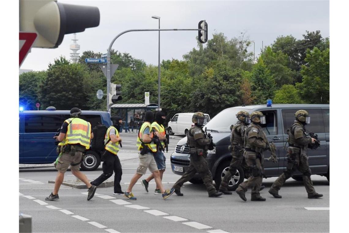Ermittler: Münchner Amoklauf war rechtsradikal motiviert Polizisten in Spezialausrüstung in der Nähe des Olympia-Einkaufszentrums (OEZ). Das Bayerische Landeskriminalamt stuft die Tat als politisch motiviert ein. Foto: Felix Hörhager/dpa
