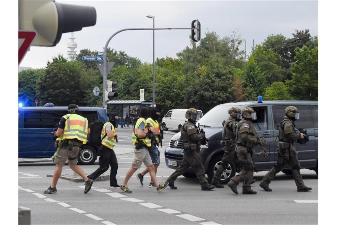 Polizisten in Spezialausrüstung in der Nähe des Olympia-Einkaufszentrums (OEZ). Das Bayerische Landeskriminalamt stuft die Tat als politisch motiviert ein. Foto: Felix Hörhager/dpa