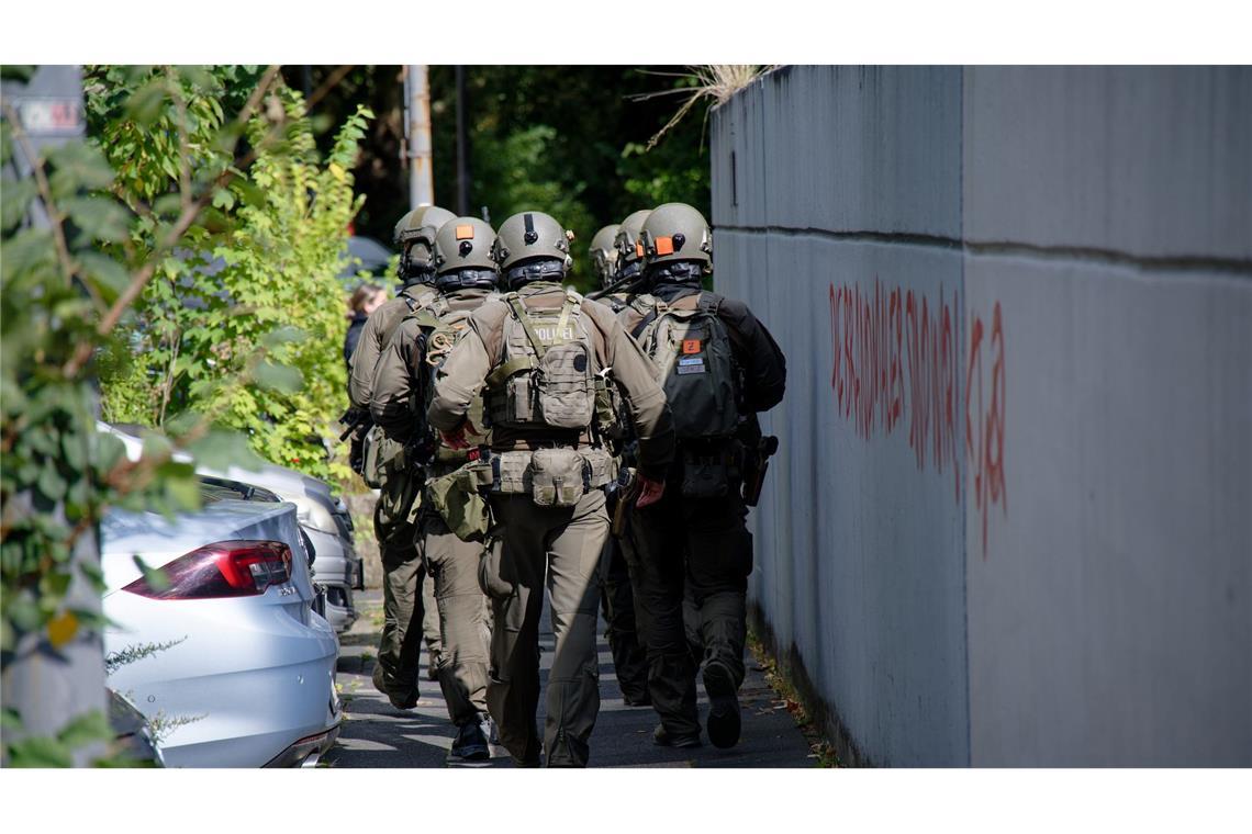 Polizisten in Spezialausrüstung sind am Tattag Anfang September 2025 in Essen im Einsatz. (Archiv)