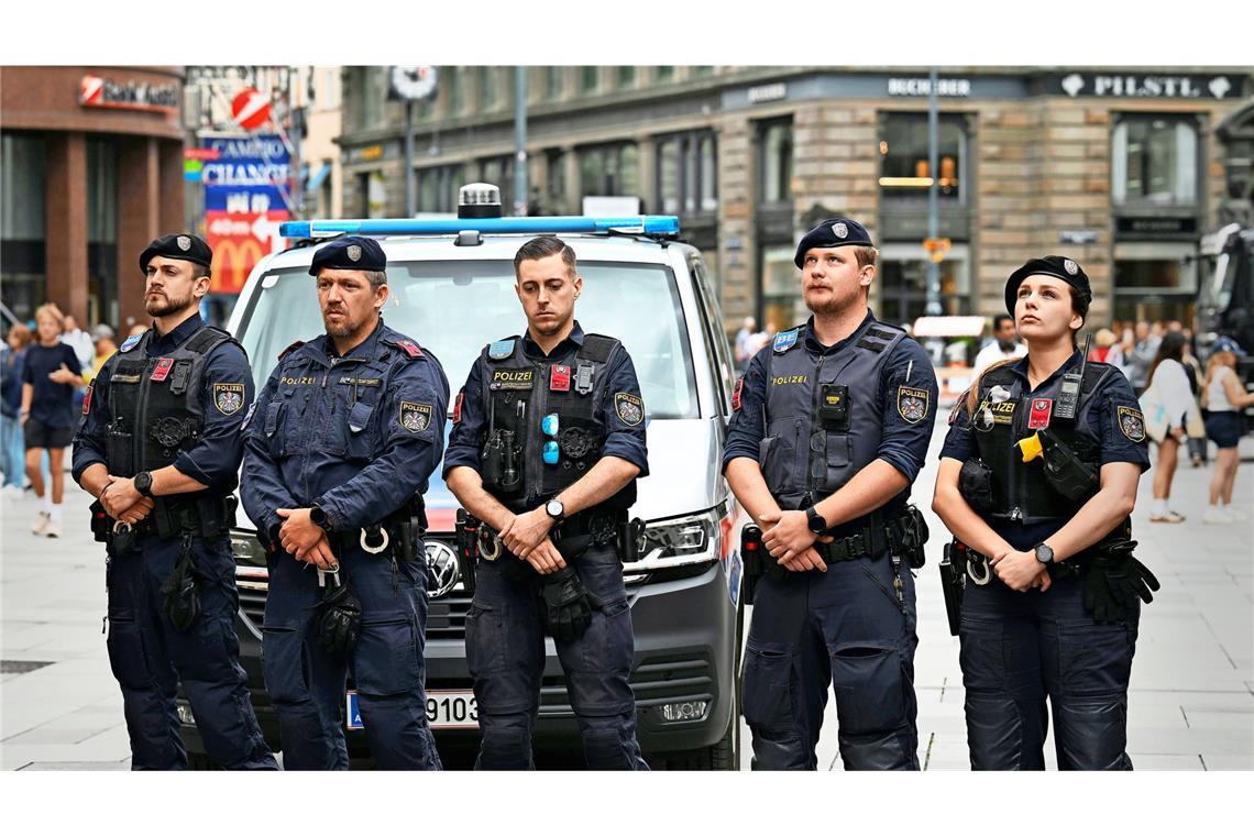 Um zehn steht ganz Österreich still Polizisten in Wien bei einer Schweigeminute für die Opfer von Graz.