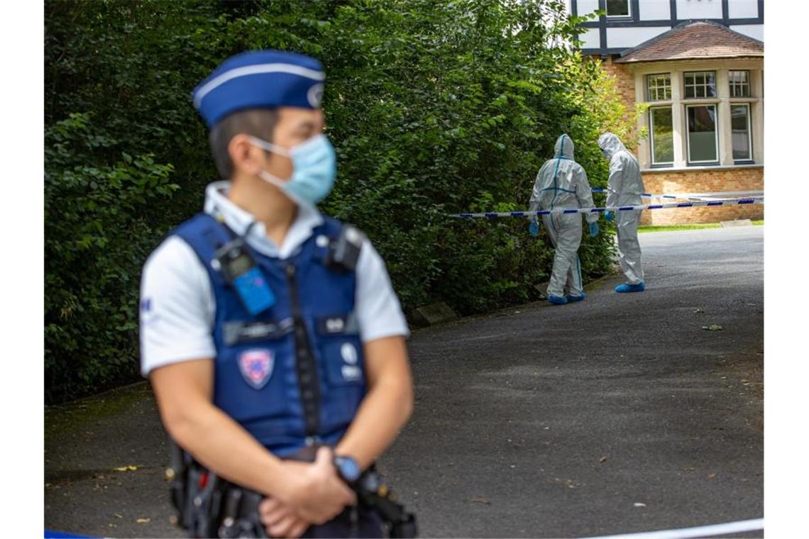 Polizisten in Schutzanzügen am Tatort in der belgischen Stadt Brügge. Foto: Kurt Desplenter/BELGA/dpa