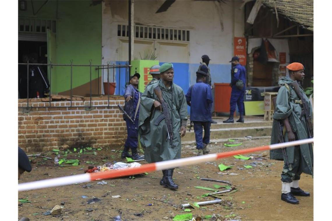 Tote bei Anschlag in Demokratischer Republik Kongo Polizisten inspizieren den Ort einer Bombenexplosion im kongolesischen Beni. Foto: Al-Hadji Kudra Maliro/AP/dpa