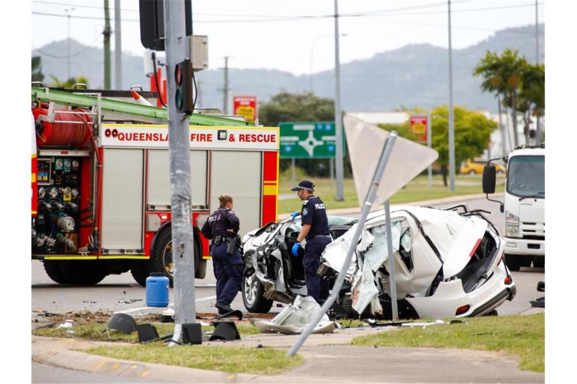 Polizisten inspizieren in Townsville das Autowrack nach dem tödlichen Unfall. Foto: Michael Chambers/AAP/dpa