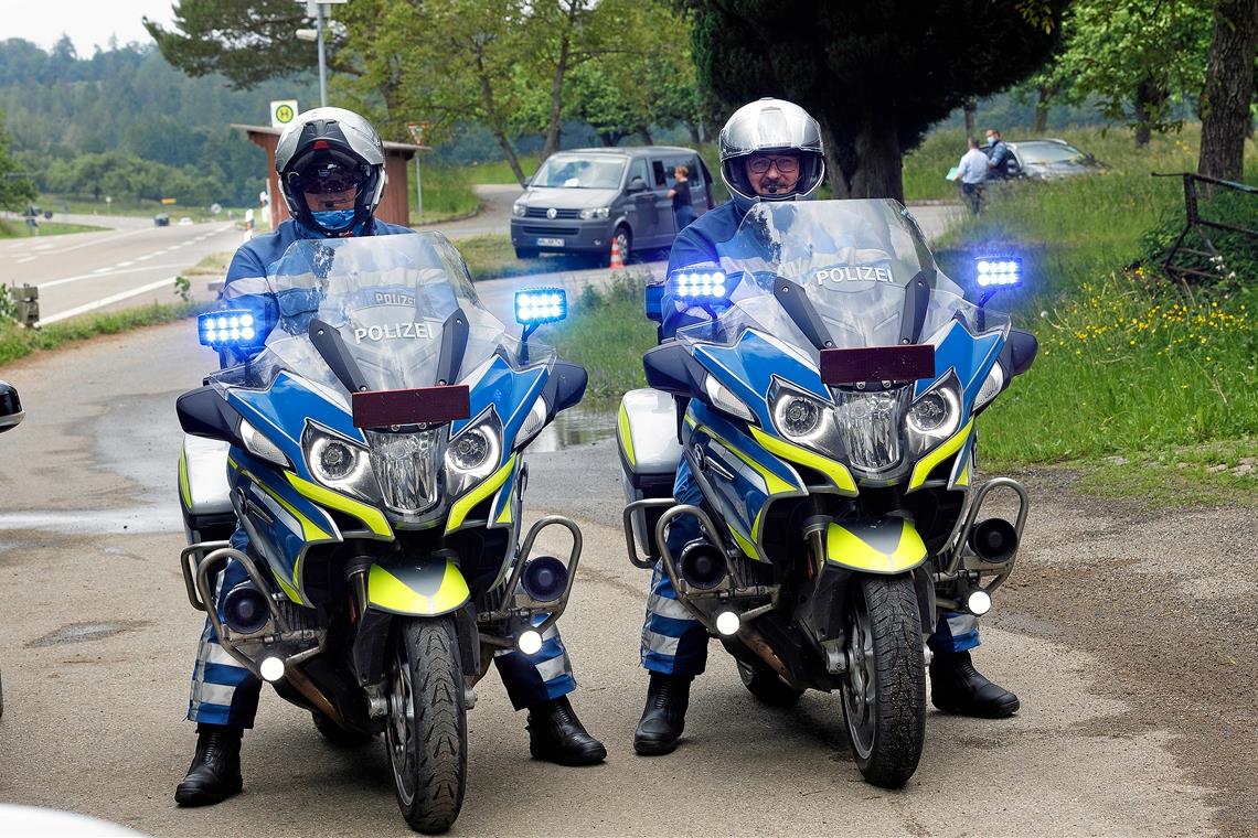 Mit deutlich über 200 km/h die Sulzbacher Steige runter Polizisten können auch flott unterwegs sein, wenn nötig. Symbolfoto: Jörg Fiedler