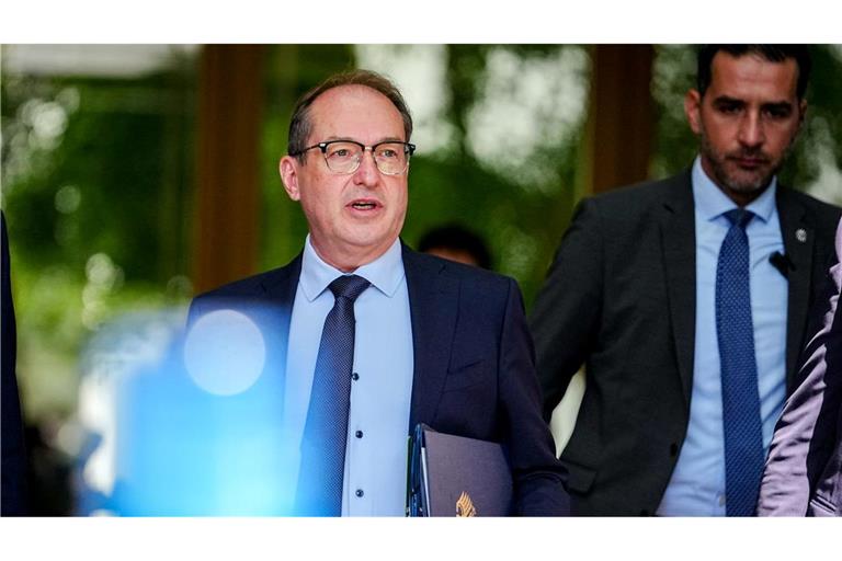 Polizisten können nicht belangt werden, argumentiert Innenminister Dobrindt. (Archivbild)