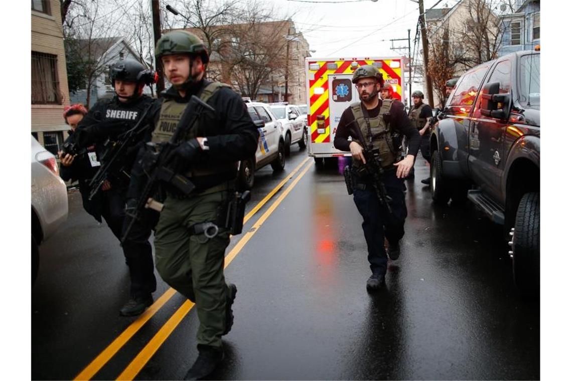 Wohl gezielter Angriff auf jüdischen Laden bei New York Polizisten kommen am Tatort in Jersey City an. Foto: Eduardo Munoz Alvarez/AP/dpa