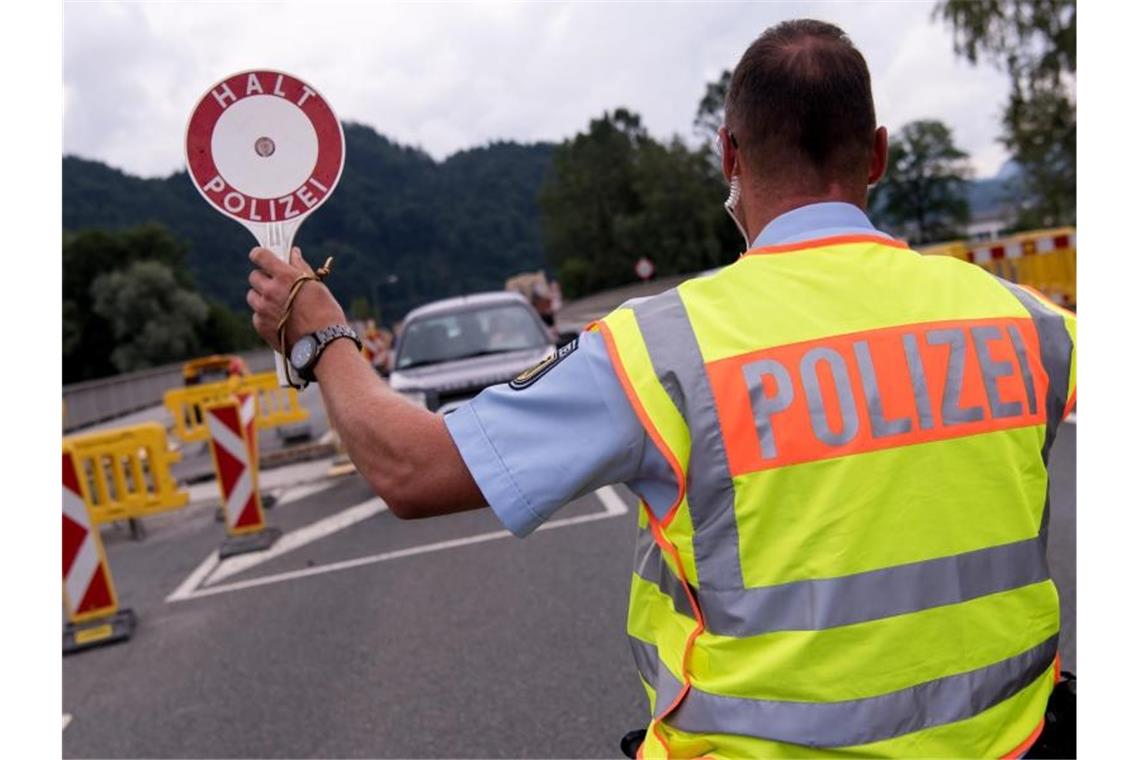 Schleierfahndung an Grenzen wird bundesweit verstärkt Polizisten kontrollieren an einer mobilen Kontrollstelle kurz hinter der Grenze Fahrzeuge, die aus Österreich nach Deutschland kommen. Foto: Sven Hoppe