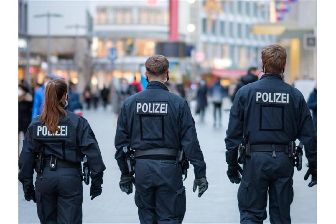 Das waren die effektivsten Corona-Maßnahmen Polizisten kontrollieren die Einhaltung der Hygienevorschriften in der Innenstadt. Foto: Ole Spata/dpa