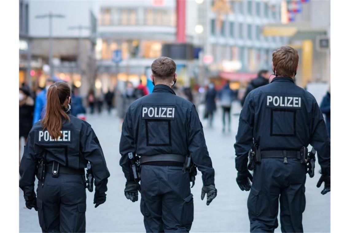 Polizisten kontrollieren die Einhaltung der Hygienevorschriften in der Innenstadt. Foto: Ole Spata/dpa