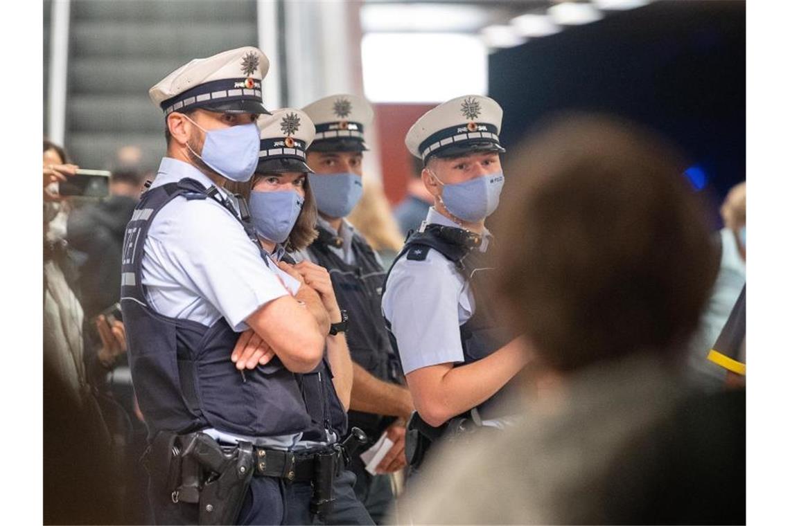 Polizei stellt Hunderte Verstöße bei Masken-Kontrolle fest Polizisten kontrollieren die Einhaltung der Maskenpflicht im öffentlichen Nahverkehr. Foto: Sebastian Gollnow/dpa