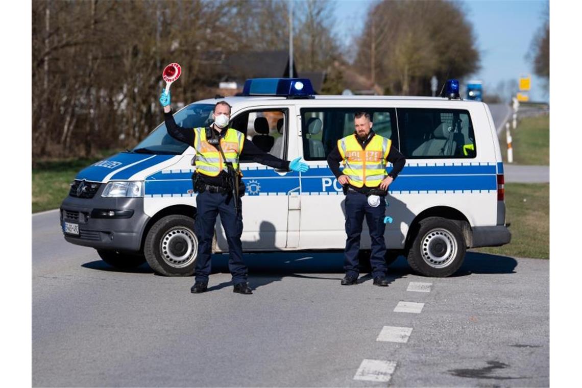 Grenzverkehr mit Österreich und der Schweiz erleichtert Polizisten kontrollieren eine Grenze. Foto: Sven Hoppe/dpa/Symbolbild