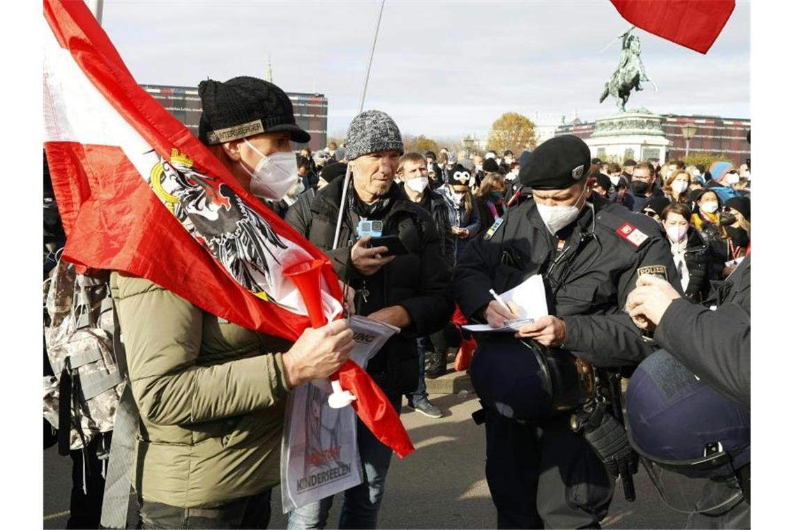 Zehntausende protestieren in Österreich gegen Lockdown