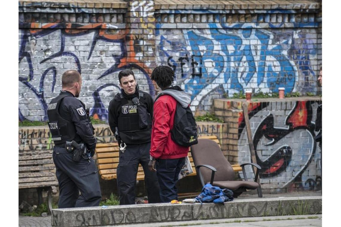 Polizisten kontrollieren in Berlin im Görlitzer Park einen Mann. Die Grünanlage ist Treffpunkt für Drogendealer und Konsumenten. Foto: Paul Zinken/dpa