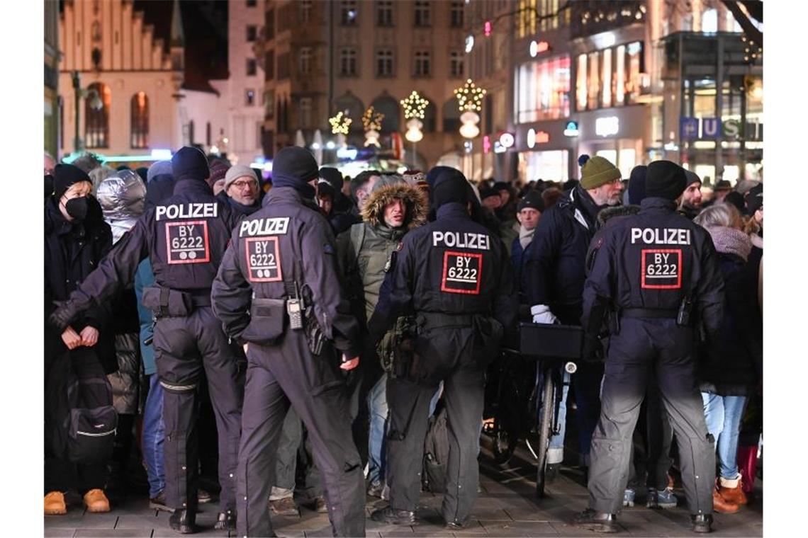 Rund 3000 Teilnehmer bei Corona-Protest in München Polizisten kontrollieren Passanten in der Fußgängerzone. Foto: Sven Hoppe/dpa