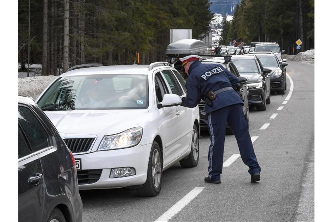 Polizisten kontrollieren Personen in St. Anton am Arlberg in den Tiroler Alpen. Foto: Expa/Erich Spiess/APA/dpa