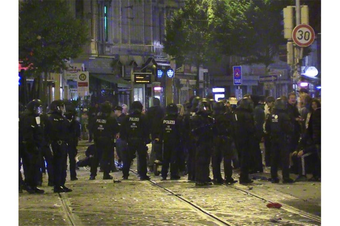 Polizisten lösen die Blockade im Steintor-Viertel auf. Foto: Andre van Elten/Nord-West-Media