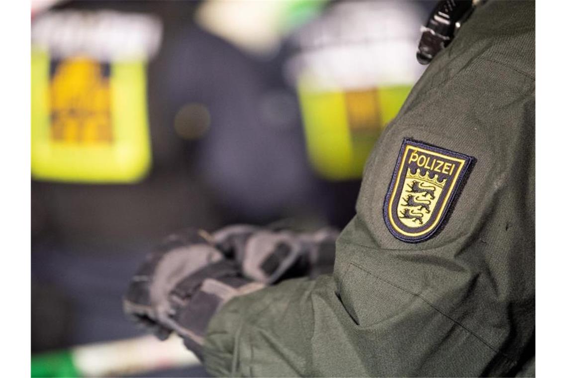 Polizisten mit dem kleinen Landeswappen von Baden-Württemberg stehen auf einer Demonstration. Foto: Sebastian Gollnow/dpa/Archiv