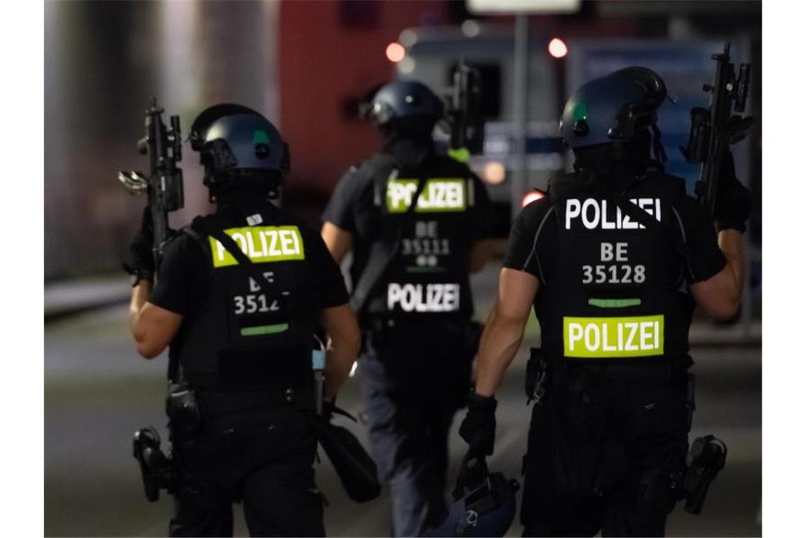 Schüsse und Messerstiche auf Baumarkt-Parkplatz in Berlin Polizisten mit Maschinenpistolen suchen auf dem Gelände eines Baumarktes in Berlin-Wedding nach Verdächtigen. Foto: Paul Zinken/dpa-Zentralbild/dpa