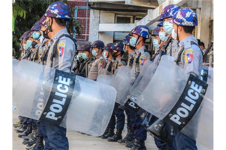 Polizisten mit Schutzschildern auf einer Straße in Mandalay. Foto: Kaung Zaw Hein/SOPA Images via ZUMA Wire/dpa