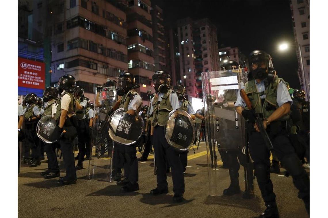 Neue Proteste in Hongkong trotz Drohungen aus Peking Polizisten mit Schutzschildern während einer Demonstration in Hongkong. Foto: Vincent Yu/AP