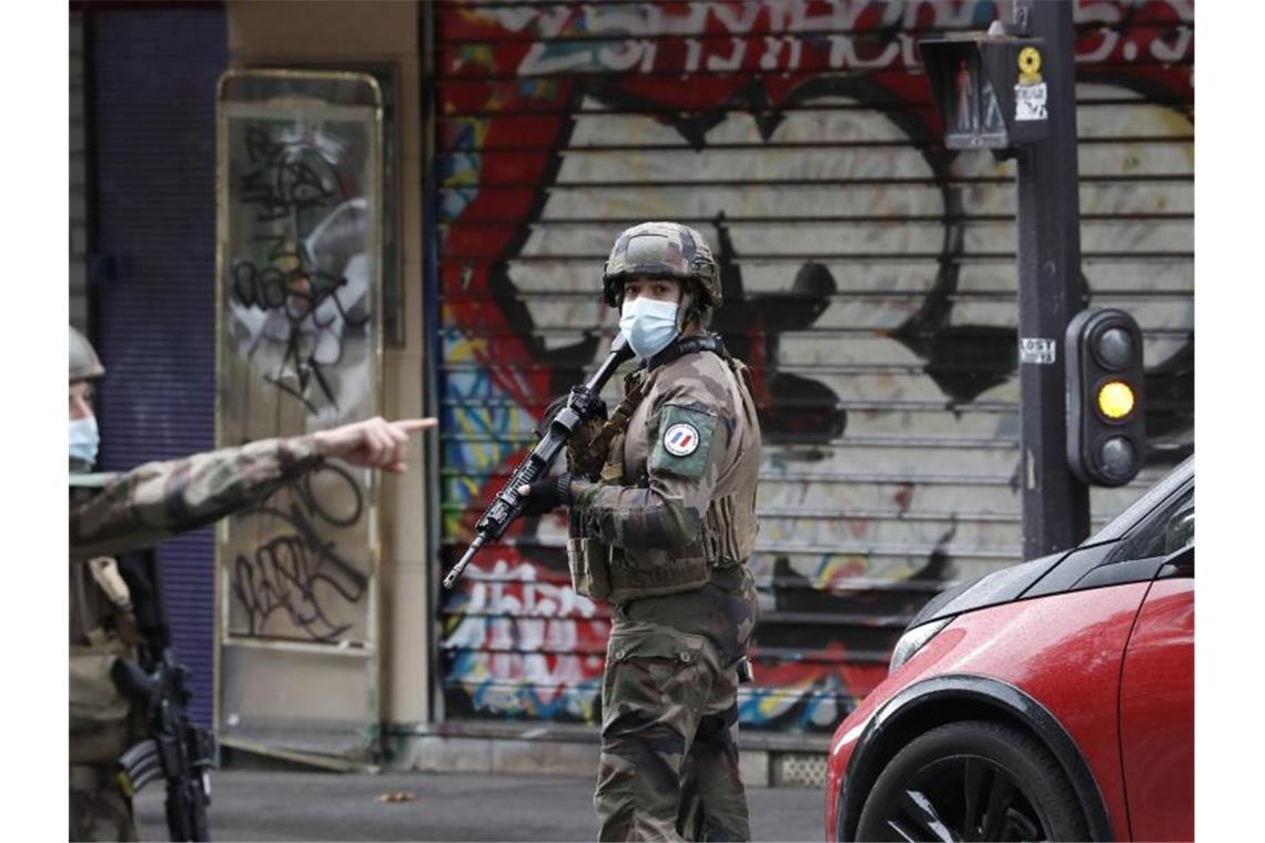 Polizisten nach der Messerattacke in der Nähe der ehemaligen Redaktionsräume von „Charlie Hebdo“. Foto: Thibault Camus/AP/dpa