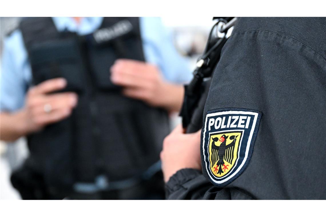 Keine Zigarette: Mann greift Reisende mit Kettensäge an Polizisten nahmen den Mann fest. (Symbolbild)