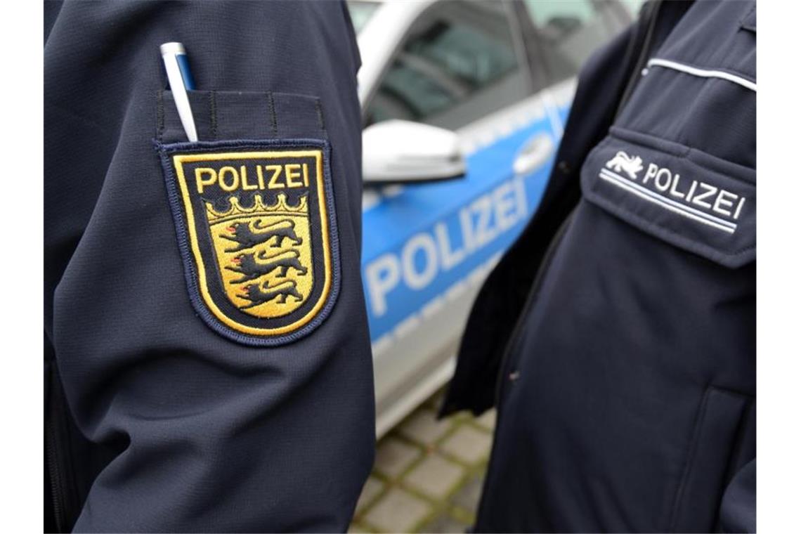 Bambussprossen verteilen sich nach Auffahrunfall auf A8 Polizisten neben einem Polizeifahrzeug. Foto: Patrick Seeger/Archivbild