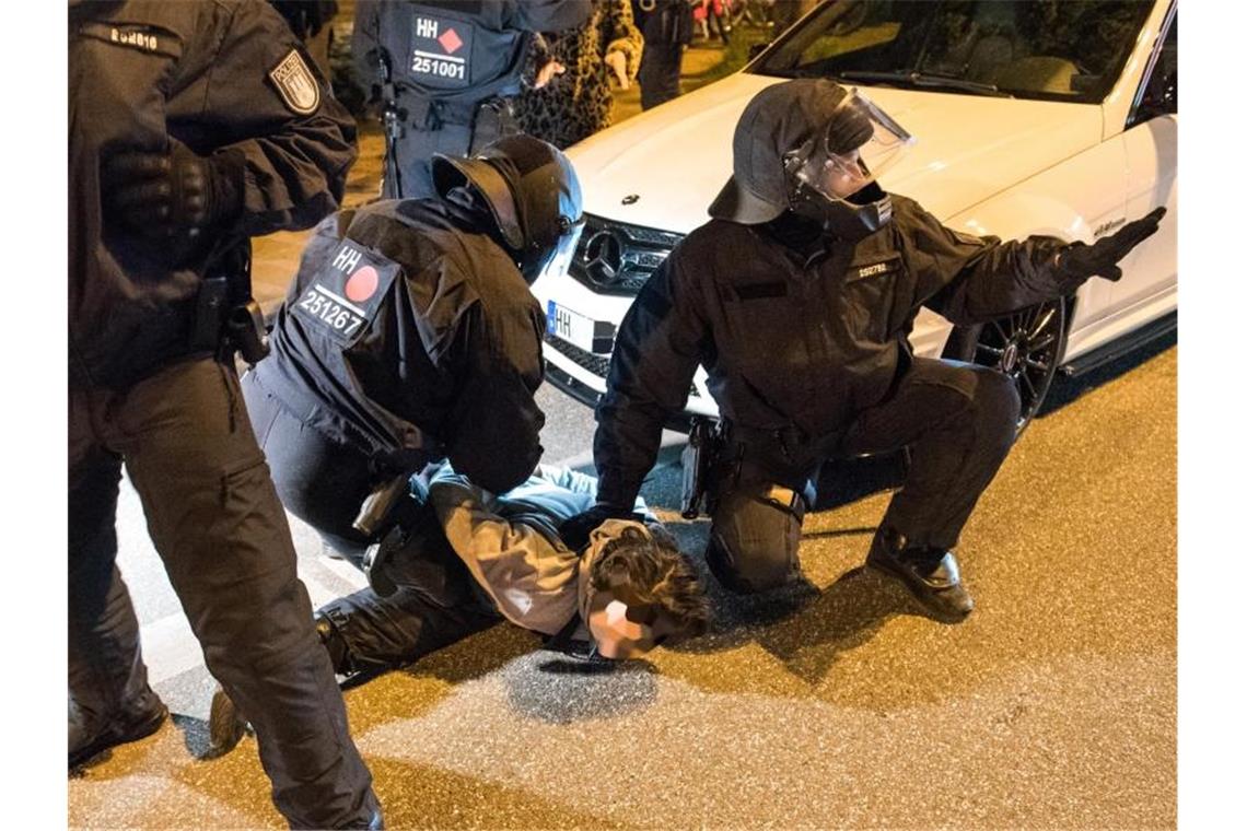 Weniger Corona, mehr Party: Randale in einigen Städten