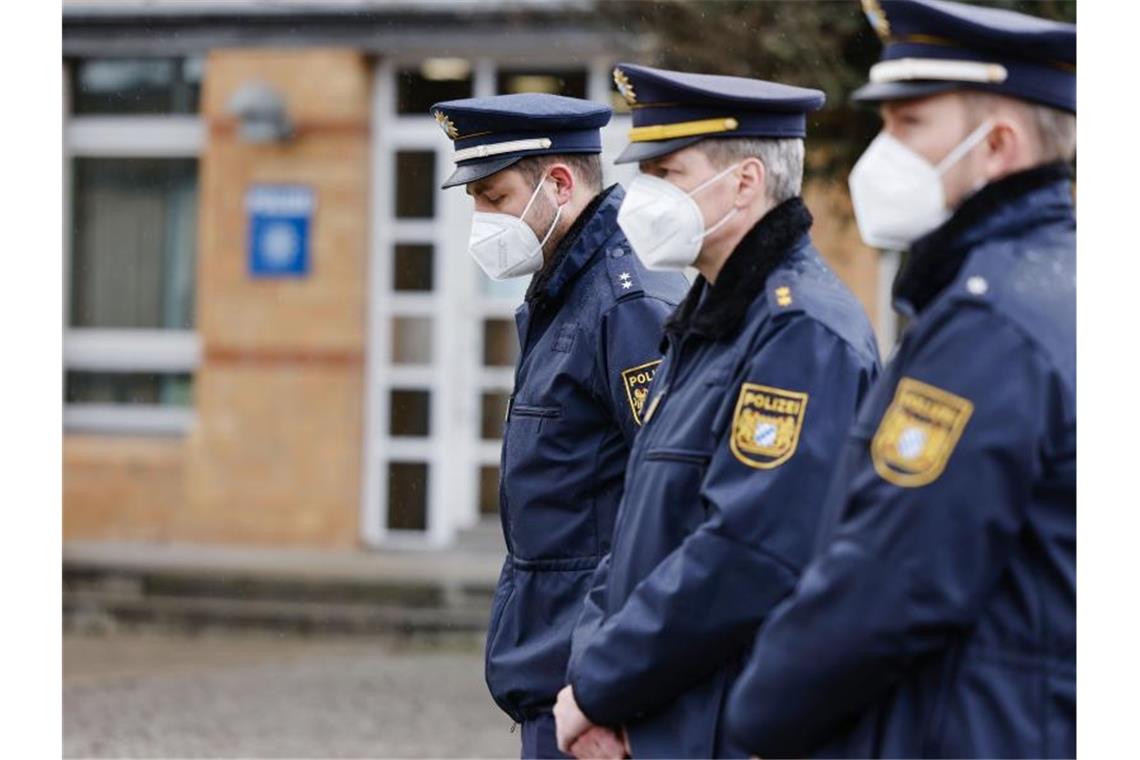 Schweigeminute im Südwesten nach Polizistenmord in der Pfalz Polizisten nehmen an einer Schweigeminute für die in Rheinland-Pfalz getöteten Polizisten an der Polizeiinspektion Erlangen teil. Foto: Daniel Löb/dpa